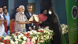 Show details for ৯ নভেম্বর ইন্জিনিয়ার্স ইনষ্টিটিউশনে শেকড় পাবনা ফাউন্ডেশনের আয়োজনে পাবনাবাসীর মিলনমেলায় বিশেষ সম্মাননা গ্রহন করছেন আওয়ামী ফ্যাসিবাদবিরোধী গণবিপ্লবে শাহাদাৎ বরণকারী পাবনার অকুতভয় বীর শহীদ মাহাবুব হাসান নিলয়ের বোন ওয়াকিয়া নাজনীন। Picture of ৯ নভেম্বর ইন্জিনিয়ার্স ইনষ্টিটিউশনে শেকড় পাবনা ফাউন্ডেশনের আয়োজনে পাবনাবাসীর মিলনমেলায় বিশেষ সম্মাননা গ্রহন করছেন আওয়ামী ফ্যাসিবাদবিরোধী গণবিপ্লবে শাহাদাৎ বরণকারী পাবনার অকুতভয় বীর শহীদ মাহাবুব হাসান নিলয়ের বোন ওয়াকিয়া নাজনীন।