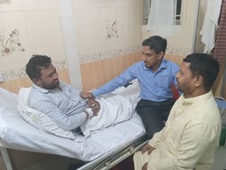 Show details for ঢাকা স্পেশালাইজ্ড হসপিটালে চিকিৎসাধীন ওমর ফারুকের সয্যাপাশে  Picture of ঢাকা স্পেশালাইজ্ড হসপিটালে চিকিৎসাধীন ওমর ফারুকের সয্যাপাশে