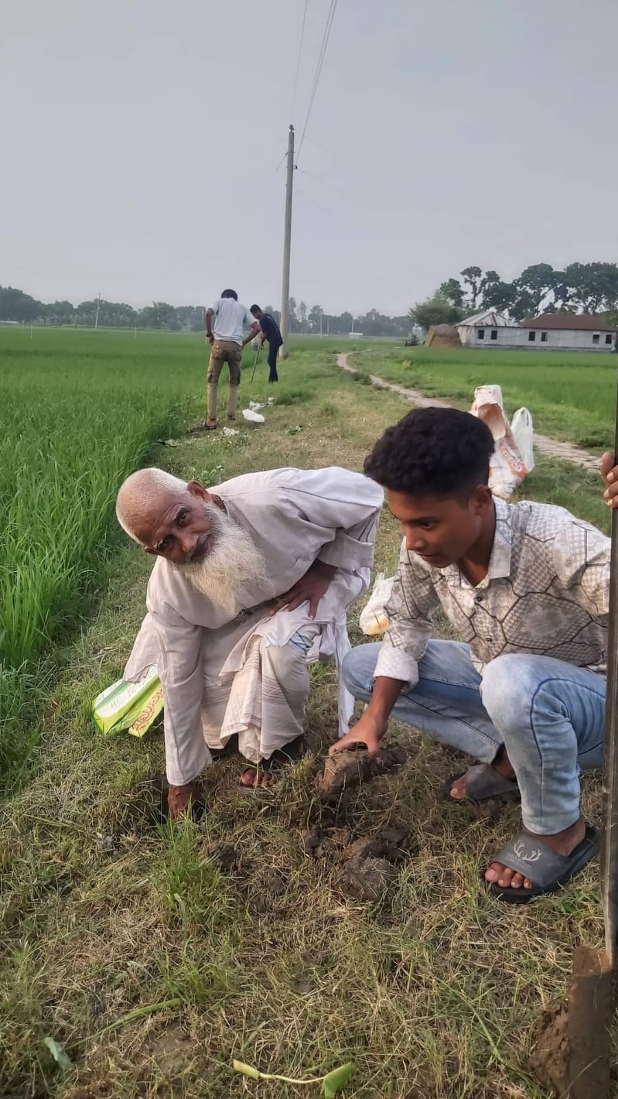 Picture of গ্রামের মানুষদের সাথে নিয়ে বৃক্ষরোপন কর্মসূচী