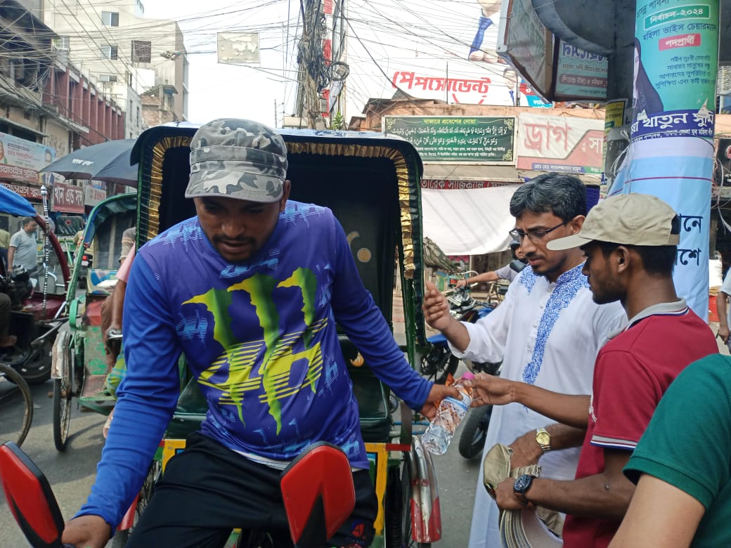 Picture of তীব্র দাবদাহে ক্যাপ,খাবার স্যালাইন,পানি,বিস্কুট নিয়ে রিক্সা ও ভ্যান চালকদের পাশে আমরা